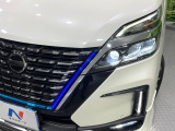 【LEDヘッドライト】悪天候や夜間走行時も良好な視界を確保し安心して運転できる高輝度LEDヘッドライトを装備!点灯速度が早く、消費電力も抑えられています。