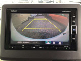 【バックカメラ】運転が苦手な方も車庫入れラクラクです!ギアをリバースに入れれば自動的に切り換わりますので、面倒な操作は不要です♪狭い駐車場もお車を傷つけず安心ですね!