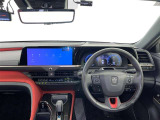 運転席まわりです。 各操作スイッチは使いやすい位置に配置されてます。