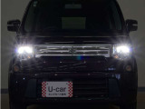 HIDヘッドライト(オートライト機能付)が搭載されており、遠くまで明るく照らし、夜間の道路等での安心感が向上しております。