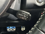 クルーズコントロール機能が付いています。 速度を設定するとアクセルを踏まなくても一定の速度で走ることができます。  高速道路ではとても便利な装置なんです。