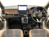 車内は光触媒抗菌消臭施工済です。スタイリッシュなデザインでスポーティなインパネ周りを演出します。グローブボックスやカップホルダーのほかにトレーなどたくさんの収納スペースが付いています。