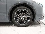 アルミホイールを装備、タイヤサイズは195/50R19です。