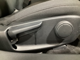 運転席にはドライバーの体型や好みに応じて前後方向だけでなく、高さの調整ができるシートリフターを装備!