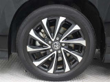 17インチアルミホイール(切削光輝+ブラック塗装)が装着されています。タイヤサイズ205/55R17