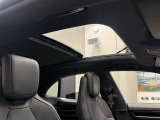 パノラマ ルーフ システム搭載で空気の入れ替えができたり、自然光が入るので車内が明るくなり気持ちよくドライブができます。