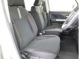 しっかりとした造りで、ホールド性のあるシート。快適な運転をお楽しみください