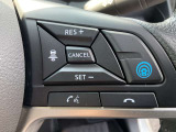 【プロパイロット】高速道路のロングドライブをアシスト。アクセル・ブレーキを制御し前方車との車間距離を保ち、ハンドル操作を制御アシストし走行車線を維持します。