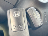 【Hondaスマートキー】カバンやポケットに入れたままでもドアの施錠・解錠が可能なスマートキーを装備。エンジンのオン・オフ時もカギを取り出す必要が無いからとっても便利です♪