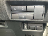 左右の電動スライドドア開閉スイッチです。運転席からも開閉操作が出来て便利です。