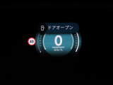 ヘッドアップディスプレイは視認性が非常に良く、運転時の視線を逸らさず様々な情報の確認が行えます。