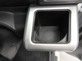 【カップホルダー】エアコン吹き出し口下部に設置されていますので使いやすさバッチリ!運転席から手の届くちょうどの位置です!
