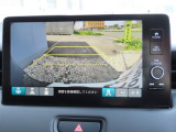 リアワイドカメラシステム!従来の視野に加えて、後方側方を約180&deg;まで見えるワイドビューと、後方を真上から見たような視野で駐車時などに便利なトップダウンビューの3つの視野があります!