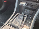 マニュアル車のようなダイレクトな走りを実現する独自の6速AT。操作性に優れたフルオートエアコンに加え、シートヒーターやステアリングヒーターなどの快適装備を機能的に美しく配置しています。