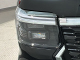 LEDヘッドライトは、点灯の瞬間から最大光量を発揮し、突然暗くなるトンネルなどでの安定感を高めます。