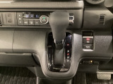 CVT車のセレクトレバーです。低速から高速まで、変速ショックのないスムーズな走りを実現するとともに、エンジン効率のよい領域を維持することで燃費にも貢献します。