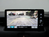 バックカメラの画像です。ガイドラインがスムースな車庫入れをサポートいたします。車庫入れの安心感がアップしますね。