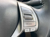 ステアリングのクルコンボタンで高速道路で運転のアシストをしてくれます。