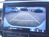 バックカメラの画像です。ガイドラインがスムースな車庫入れをサポートいたします。車庫入れの安心感がアップしますね。