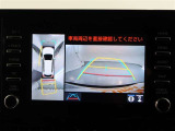 パノラミックビューモニター付きです。車両を上から見たような映像をモニター画面に表示。運転席からの目視では見にくい、車両周辺の状況をリアルタイムでしっかり確認できます。