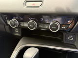 【オートエアコン】一度お好みの温度に設定すれば、車内の温度を検知し風量や温度を自動で調整。暑い&hellip;寒い&hellip;と何度もスイッチ操作をする必要はありません。快適な車内空間には必須の機能ですね♪
