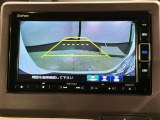 リバースギアに入れるだけで後方の表示へ切り替わります。夜間や雨の日の駐車も楽になりますよ。