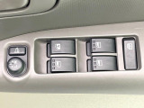 【電動格納ミラー】サイドミラーは電動格納式となっており、狭い駐車場でもキズがつくリスクを抑えられます。