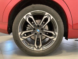 BMWの純正アロイホイールは軽量かつ強度にも優れているホイールで走行性能を引き上げる設計になっております。足元にもBMWは妥協がなくこだわっている個所になります。