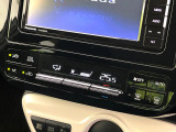 【オートエアコン】一度お好みの温度に設定すれば、車内の温度を検知し風量や温度を自動で調整。暑い&hellip;寒い&hellip;と何度もスイッチ操作をする必要はありません。快適な車内空間には必須の機能ですね♪