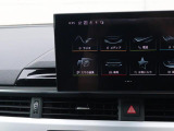 スマートフォンとAudiをUSBケーブルを介し接続。AppleのCarPlayやAndroid Autoのアプリを通じて、スマートフォンのコンテンツをMMIディスプレイに表示します。