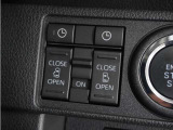 【パワースライドドア】車外・車内のドアハンドルからはもちろん、運転席スイッチやリモコンキーからも開閉操作が可能。挟み込み防止機能もあり、お子さまの乗り降りも安心。
