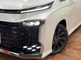 【3眼LEDヘッドライト】悪天候や夜間走行時も良好な視界を確保し安心して運転できる高輝度LEDヘッドライトを装備!点灯速度が早く、消費電力も抑えられています。
