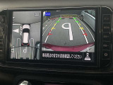 アラウンドビューモニターです。4つのカメラからの映像を合成・処理することで空から見下ろすような視点で周囲を確認でき、駐車時のクルマの位置確認がスムーズになります。