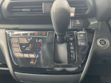 フルオートエアコン搭載。温度設定だけで、車内はいつも快適な空間を維持できます。