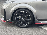 高級感引き立てるアルミ装着車。お洒落は足元からですね!