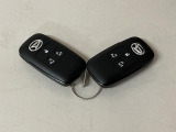 電子カードキーを携帯していれば、ドアハンドルやバックドアのリクエストスイッチを押すだけでドアの施錠・解錠が出来ます♪もちろん 遠隔操作も可能です!盗難防止のイモビライザー機能装備ですよ ☆