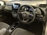 運転席周りのレイアウトをご覧ください。ナビゲーションが綺麗に装着されすっきり収まってますね!