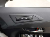 運転席シートポジションメモリーでスイッチを押すだけでシートが設定したポジションに動くので便利です!