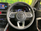 インテリアに合わせたデザインのステアリングは、運転される方のことも考え、運転しやすい形状、大きさです。是非一度、実際に触ってお確かめください。
