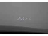 ヘッドアップディスプレイ(HUD)です。運転に必要な情報をフロントガラスの視野内に投影することで視線を外さず確認できます。焦点移動が少なくて済むので安全性の向上に貢献します。