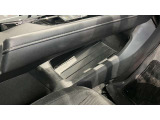 運転席手元に、ティッシュBOXや手荷物を置けるスペースあります☆