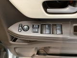 電動格納式リモコンドアミラーと、パワーウィンドウスイッチ等は運転席ドアにあります。