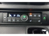 ★エアコンはオートタイプが装着済みです!オートモードにしておけば、車内温度を設定するだけで風の料や吹き出し口の切り替えを機械が行ってくれます!一年中快適な環境を作れますよ♪
