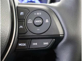 アダプティブクルーズコントロール機能付きです。走行中に先行車の様子を検知しながら、設定した車速の範囲内で先行車との距離のキープを支援します。詳細は販売店スタッフまでおたずねください。