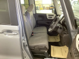 【ベンチシート】運転席と助手席の移動もスムーズ!狭い駐車場での乗り降りや、お子様の乗り降りにも便利です。座席の間にコンソールボックスやドリンクホルダーがないため、車内空間が広く感じます。