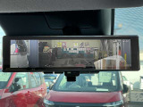 インテリジェントルームミラーは、室内乗車人員や荷物、天候など影響せずにリヤカメラからの映像を映し出すので、後方のクリアな視界が確保できるので安心感が違います。