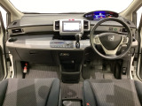 車内は光触媒抗菌消臭施工済です。インパネ周りはスタイリッシュなデザインです。グローブボックスやカップホルダーのほかにトレーなどたくさんの収納スペースが付いています。