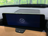 【12.3インチマツダコネクト】車内の雰囲気にマッチした大型ディスプレイ。スマホ接続でのナビ使用やBluetooth再生等、様々な機能が楽しめます。直感的なダイヤル操作が可能で、使い勝手も良好です。