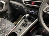 操作しやすいATシフトです♪シフトチェンジを気にしなくていいので運転だけに集中できますね!自然と手に届くところにある、手になじむ形状のシフトノブがいいですね♪