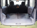 後席を倒した状態の荷室です。荷室は防汚素材で汚れてしまっても拭き取りができます。